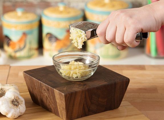 Premium Garlic Press - Easy Cleaning for Peeled & Unpeeled Cloves
